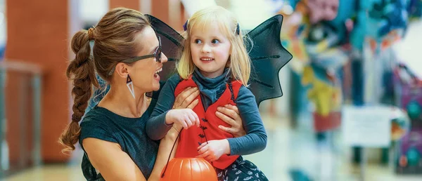 Sonriendo Elegante Madre Hija Traje Murciélago Halloween Centro Comercial —  Fotos de Stock