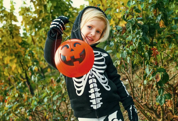 Dítě Nosit Skeleton Kostým Halloween Ukazující Pumpkin Jack Lantern Koš — Stock fotografie