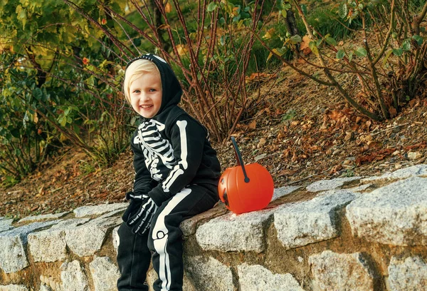 Šťastné Dítě Nosí Skeleton Kostým Halloween Sedět Parapetu Pumpkin Jack — Stock fotografie
