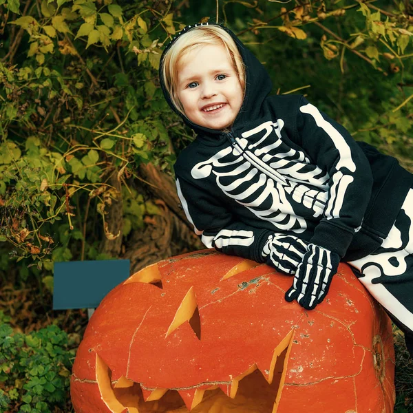 Šťastné Dítě Nosí Skeleton Kostým Halloween Opíraje Obrovské Dýně Jack — Stock fotografie