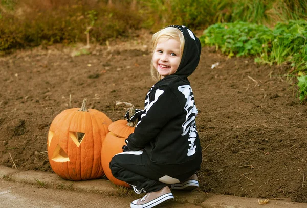 Usmívající Dítě Které Nosí Skeleton Kostým Halloween Dýní Jack Lantern — Stock fotografie