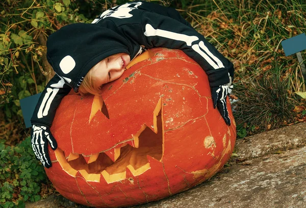 Niño Feliz Con Disfraz Esqueleto Halloween Abrazando Enorme Calabaza Jack —  Fotos de Stock