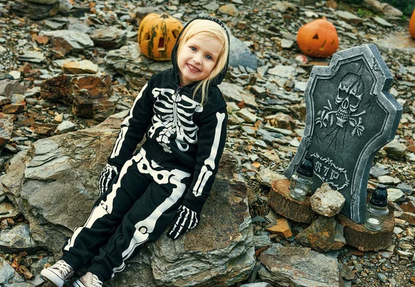 Dítě Nosit Skeleton Kostým Halloween Zdobené Venku — Stock fotografie