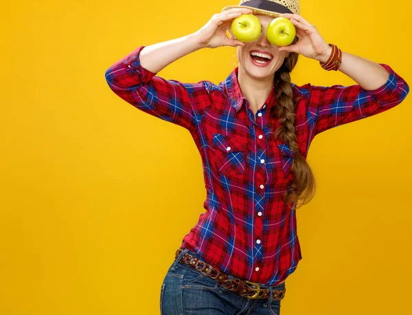 Lycklig Moderna Kvinna Bonde Rutig Skjorta Holding Äpplen Framför Ansiktet — Stockfoto