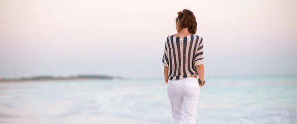 Back View Modern Woman White Pants Striped Shirt Walking Seashore — Stock Photo, Image