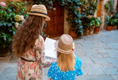 modern anne ve kızı turist harita eski İtalyan kasabasında bakarak görünümünü geri 
