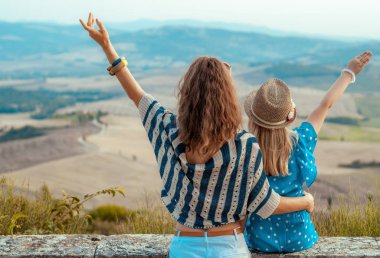 Tuscany manzaraya bakarak kaldırdı elleriyle arkadan görünüm modern anne ve çocuk 