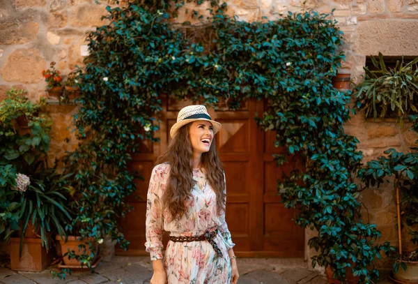 Sorrindo Elegante Viajante Mulher Vestido Longo Chapéu Palha Ter Passeio — Fotografia de Stock