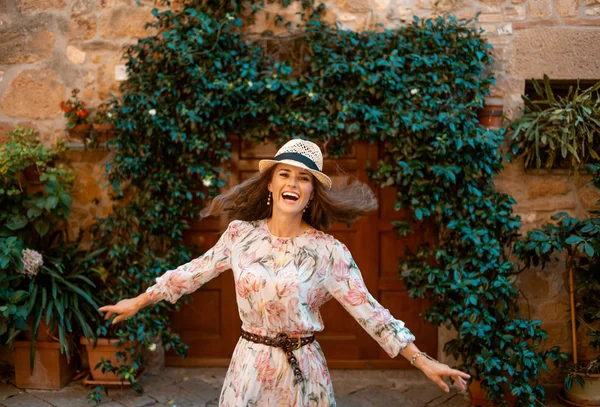 Mujer Viajero Con Estilo Feliz Vestido Largo Sombrero Paja Que —  Fotos de Stock