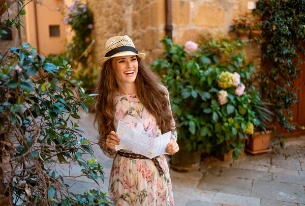 ピエンツァ イタリアのストリートで麦わら帽子観光とロングドレスのトレンディな旅行者女性の笑みを浮かべてください — ストック写真