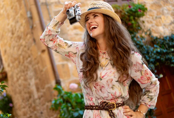 Mujer Viajera Con Estilo Feliz Vestido Largo Sombrero Paja Tomando — Foto de Stock