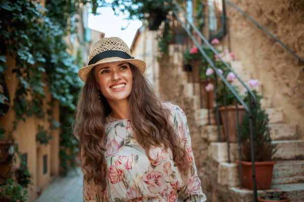 Feliz Joven Viajero Mujer Vestido Largo Sombrero Paja Que Tiene —  Fotos de Stock