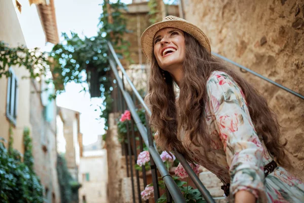 Mujer Viajera Moderna Feliz Vestido Largo Sombrero Paja Que Divierten — Foto de Stock