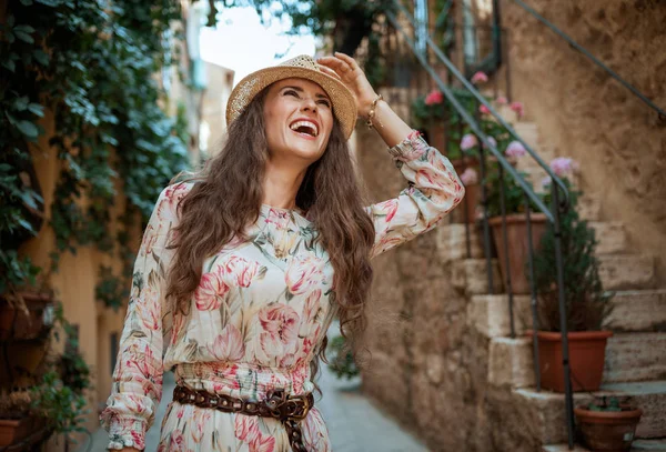 Atractiva Mujer Turística Con Vestido Sombrero Paja Riendo Mientras Divierten —  Fotos de Stock