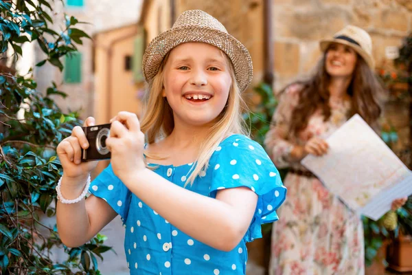 Niño Feliz Tomando Fotos Con Cámara Digital Madre Con Mapa —  Fotos de Stock