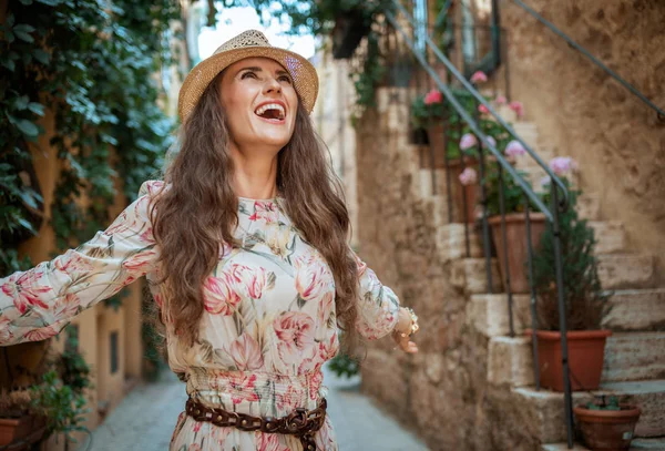 Mujer Viajero Elegante Feliz Vestido Largo Sombrero Paja Regocijándose Vieja — Foto de Stock