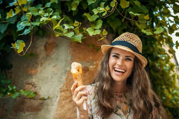 Feliz Joven Turista Sombrero Paja Comiendo Helado Vieja Calle Europa — Foto de Stock