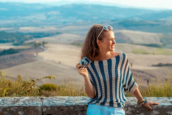 Jovem Turista Feliz Blusa Listrada Com Câmera Foto Retro Descansando — Fotografia de Stock