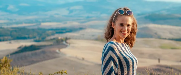 Sorrindo Moderna Viajante Mulher Blusa Listrada Toscana — Fotografia de Stock