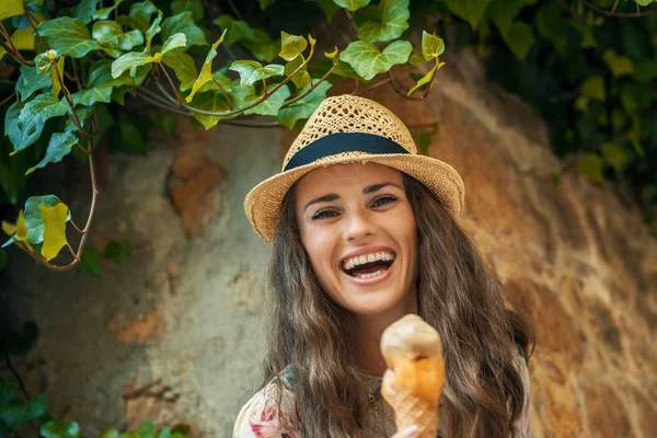 Gelukkig Trendy Toeristische Vrouw Stro Hoed Ijs Eten Straat Van — Stockfoto