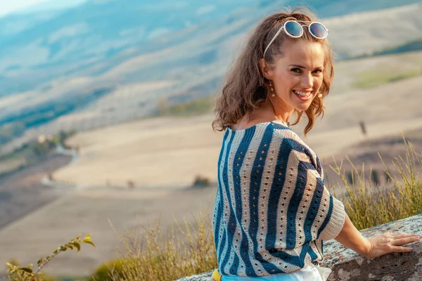 Stijlvolle Reiziger Vrouw Gestreepte Blouse Camera Kijken Glimlachend Tuscany Landschap — Stockfoto