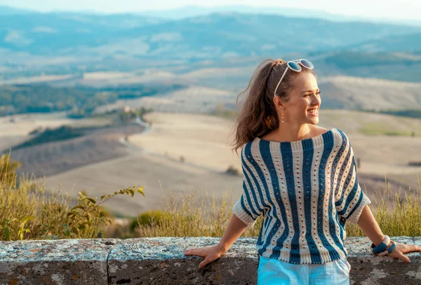 Sorridente Elegante Viaggiatore Donna Righe Camicetta Guardando Lontananza Sfondo Paesaggio — Foto Stock