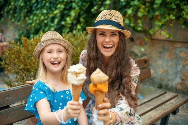 Gülümseyen Genç Anne Kızı Turistler Tezgah Gösteren Dondurma Eski Avrupa — Stok fotoğraf