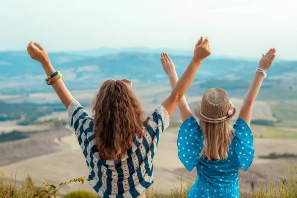 Vue Arrière Des Voyageurs Modernes Mère Fille Réjouissant Contre Les — Photo