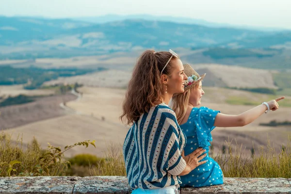 Mère Moderne Souriante Étreignant Petite Fille Contre Les Paysages Toscane — Photo