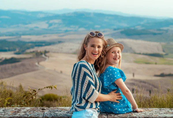 Portret Van Gelukkige Jonge Moeder Kind Toeristen Tuscany Landschap Achtergrond — Stockfoto