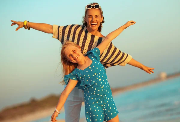 Lachende Moderne Moeder Kind Plezier Tijd Zeekust Avond — Stockfoto