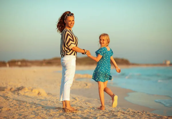 Retrato Larga Duración Madre Niño Moda Feliz Divirtiéndose Costa Atardecer — Foto de Stock