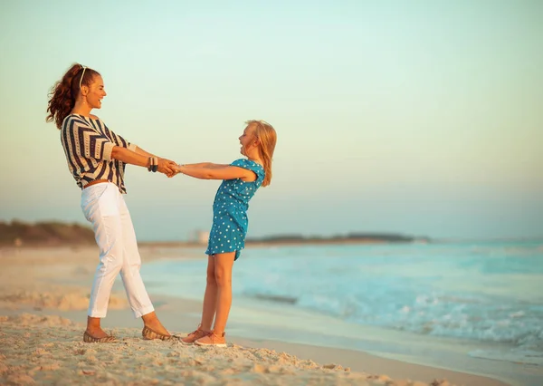Mutlu Modern Anne Kızı Eğleniyor Sahil Üzerinde Akşam Zaman — Stok fotoğraf