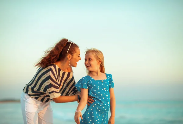 Lächelnde Moderne Mutter Und Kind Die Abend Spaß Strand Haben — Stockfoto