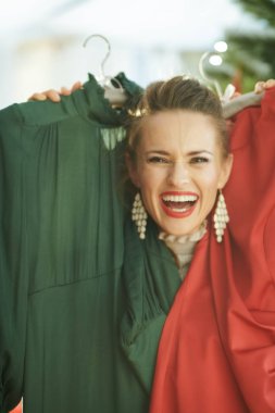 trendy kadınla mutlu neşeli Noel Noel ağacının yanında Giydir