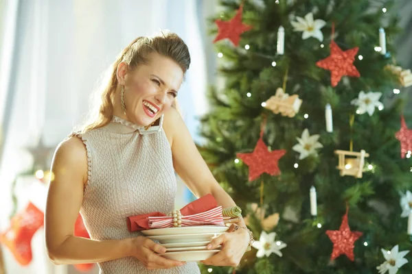 Lycklig Trendiga Kvinna Med Servering Tallrikar Talar Mobiltelefon Nära Julgran — Stockfoto