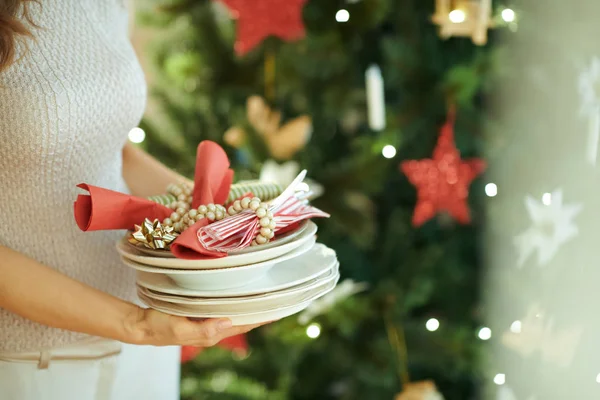 Trendy Woman Serving Serving Plates Napkins Christmas Tree — Stock Photo, Image