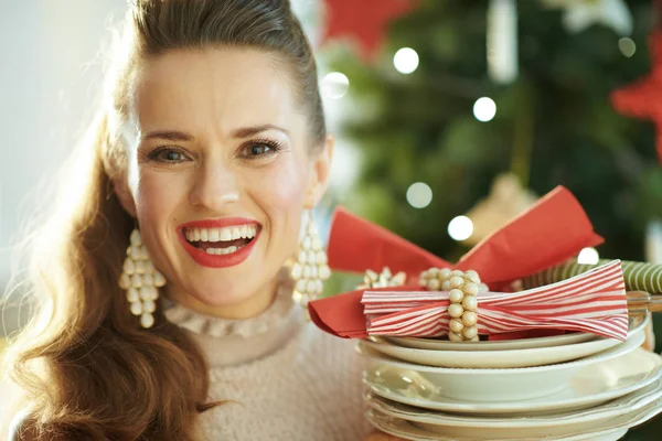 Porträt Einer Lächelnden Jungen Hausfrau Weihnachtsbaum Die Servierteller Mit Servietten — Stockfoto