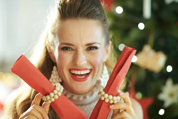 Lächelnde Trendige Hausfrau Der Nähe Des Weihnachtsbaums Mit Roten Servietten — Stockfoto