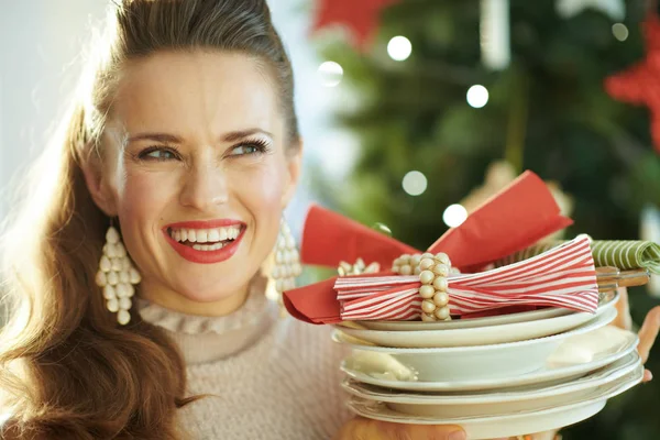 Gelukkig Jonge Vrouw Buurt Van Kerstboom Holding Serving Platen Met — Stockfoto