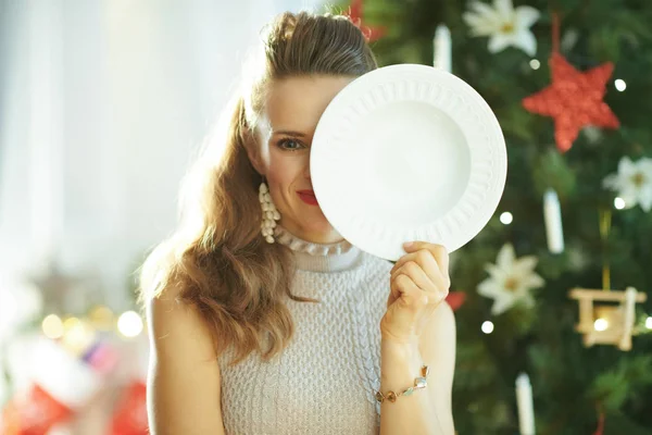 Mujer Joven Cerca Del Árbol Navidad Escondido Detrás Servir Plato — Foto de Stock