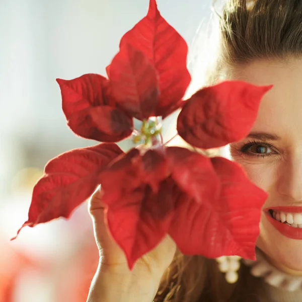 Χαμογελαστά Σύγχρονη Γυναίκα Δείχνει Κόκκινο Poinsettia Και Βλέπουν Φωτογραφική Μηχανή — Φωτογραφία Αρχείου