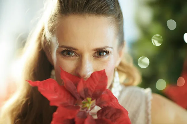 Retrato Jovem Dona Casa Sorridente Com Poinsettia Vermelha Com Árvore — Fotografia de Stock