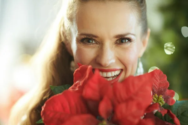 Retrato Joven Ama Casa Sonriente Con Poinsettia Roja Con Árbol —  Fotos de Stock