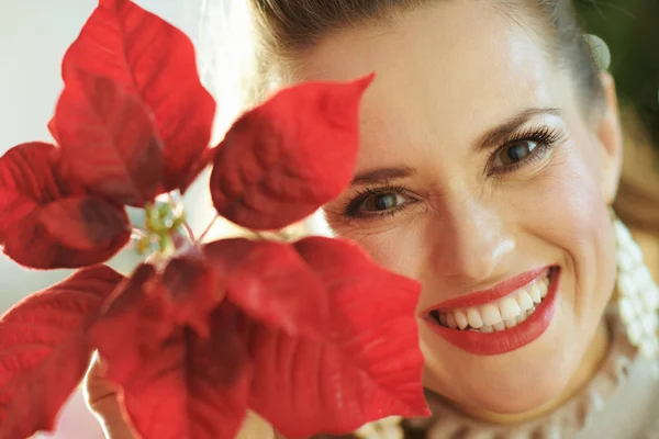 Sorrindo Mulher Moderna Mostrando Poinsettia Vermelho Close — Fotografia de Stock