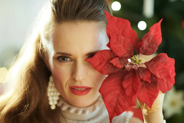 Jonge Huisvrouw Met Rode Poinsettia Buurt Van Kerstboom Camera Kijken — Stockfoto