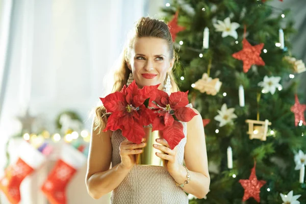 Mulher Moda Pensativo Com Poinsettia Vermelho Perto Árvore Natal — Fotografia de Stock