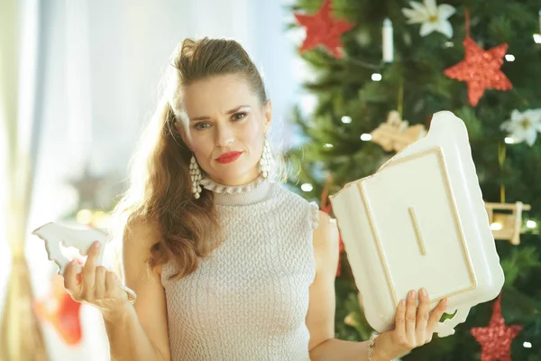 Mujer Moda Infeliz Con Plato Roto Cerca Del Árbol Navidad — Foto de Stock