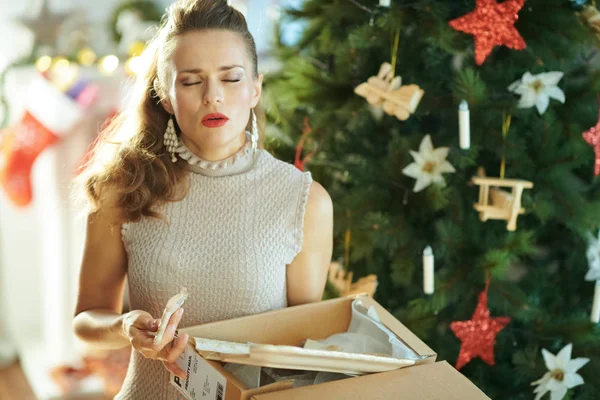 Jovem Dona Casa Infeliz Perto Árvore Natal Puxando Prato Quebrado — Fotografia de Stock