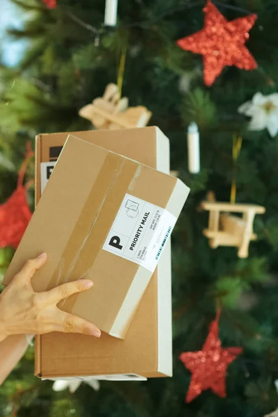Stilvolle Hausfrau Weihnachtsbaum Zeigt Päckchen — Stockfoto